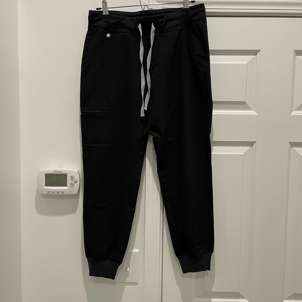 Figs Joggers scrub pants. Black. Medium petite.